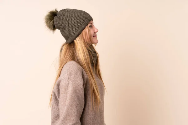 Adolescente Ragazza Ucraina Con Cappello Invernale Isolato Sfondo Beige Guardando — Foto Stock