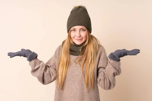 Adolescente Ragazza Ucraina Con Cappello Invernale Isolato Sfondo Beige Avendo — Foto Stock