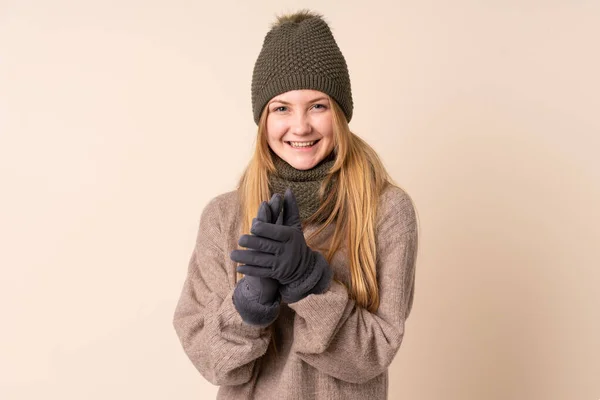 Tonåring Ukrainska Flicka Med Vinter Hatt Isolerad Beige Bakgrund Applåderar — Stockfoto