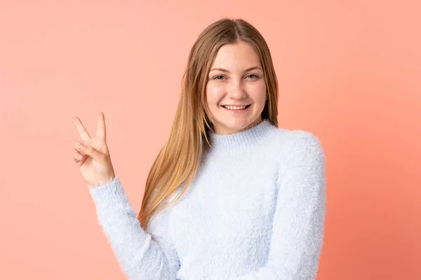 Nastolatka Ukraińska Dziewczyna Odizolowany Różowym Tle Uśmiechając Się Pokazując Znak — Zdjęcie stockowe