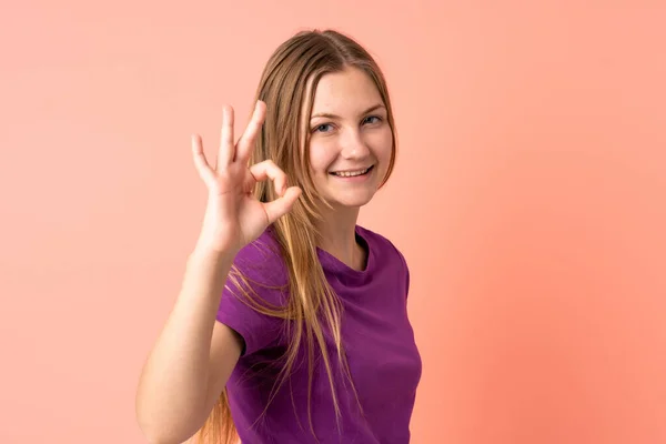 ティーンウクライナ人女の子絶縁上のピンクの背景ショーOk Signとともに指 — ストック写真