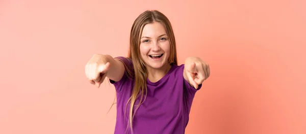 Adolescente Ucraniano Menina Isolada Fundo Rosa Surpreso Apontando Frente — Fotografia de Stock