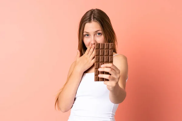 Teenager Ukrajinská Dívka Izolované Růžovém Pozadí Čokoládovou Tabletu Překvapený — Stock fotografie