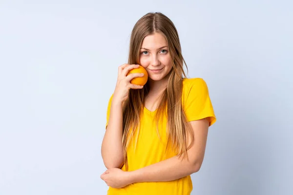 Adolescente Ucraniana Menina Isolada Fundo Azul Segurando Uma Laranja — Fotografia de Stock