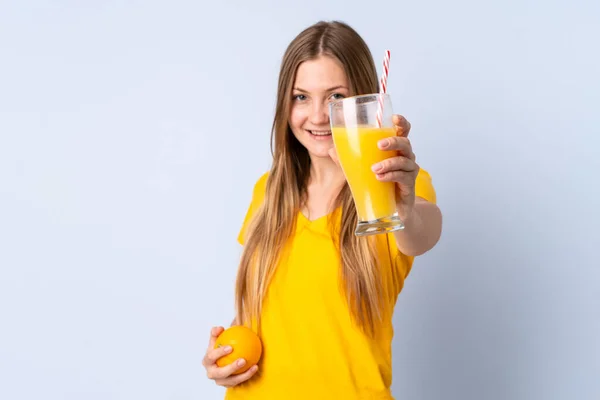 Tonåring Ukrainska Flicka Isolerad Blå Bakgrund Håller Apelsin Och Apelsinjuice — Stockfoto