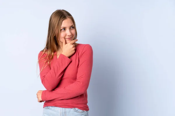 Tonåring Ukrainska Flicka Isolerad Blå Bakgrund Med Tvivel — Stockfoto