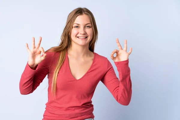 Adolescente Ucraniana Menina Isolada Fundo Azul Mostrando Sinal Com Duas — Fotografia de Stock