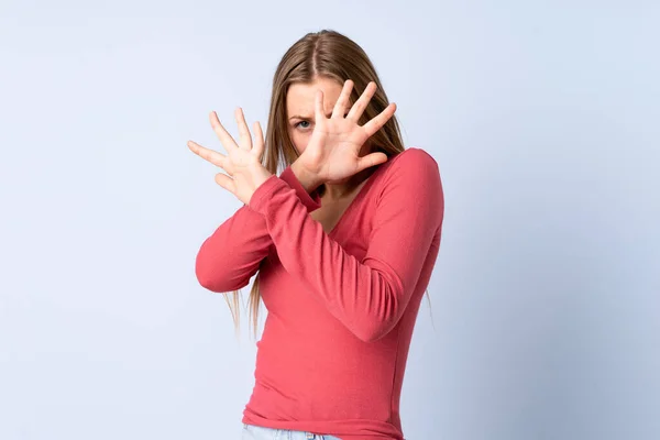 Adolescente Ucraniano Chica Aislado Azul Fondo Nervioso Estiramiento Manos Parte — Foto de Stock