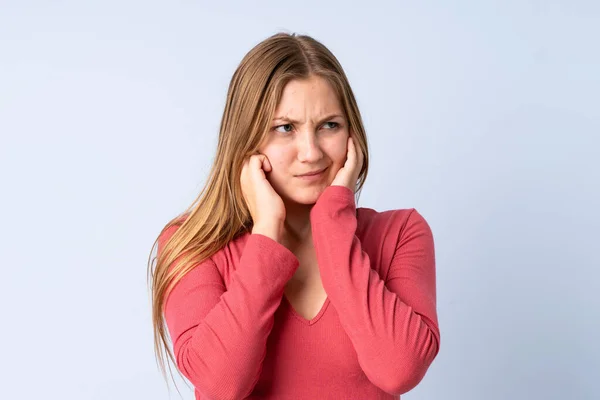 Adolescente Ragazza Ucraina Isolato Sfondo Blu Frustrato Coprendo Orecchie — Foto Stock