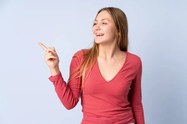 年轻的乌克兰女孩被蓝色背景隔离 想在举手表决的同时实现这个解决方案 — 图库照片