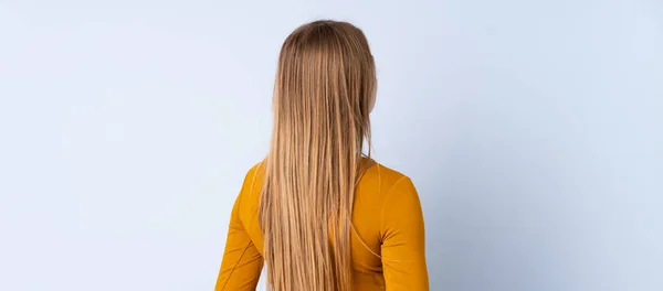 Adolescente Ucraniana Menina Isolada Fundo Azul Posição Traseira Olhando Para — Fotografia de Stock