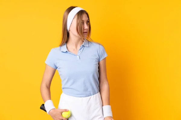 Teenager Ukrainische Tennisspielerin Isoliert Auf Gelbem Hintergrund Tennis Spielen — Stockfoto