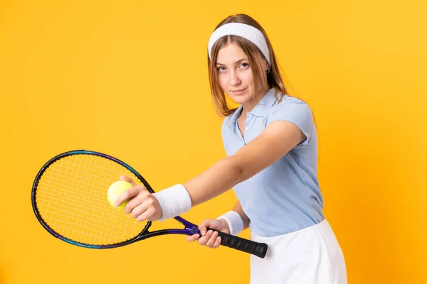 Teenager Ukrainische Tennisspielerin Isoliert Auf Gelbem Hintergrund Tennis Spielen — Stockfoto