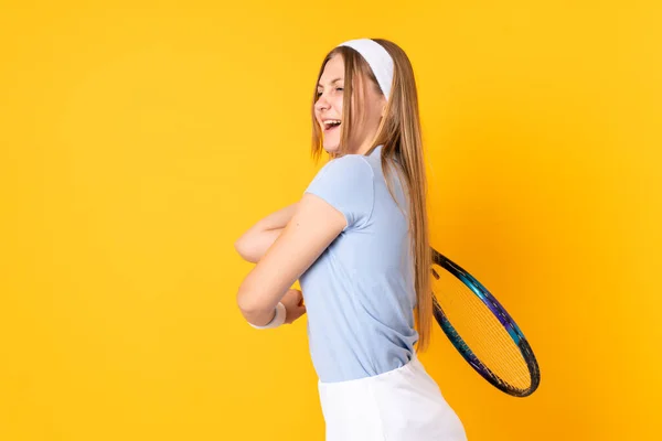 Teenager Ukrainische Tennisspielerin Isoliert Auf Gelbem Hintergrund Tennis Spielen — Stockfoto