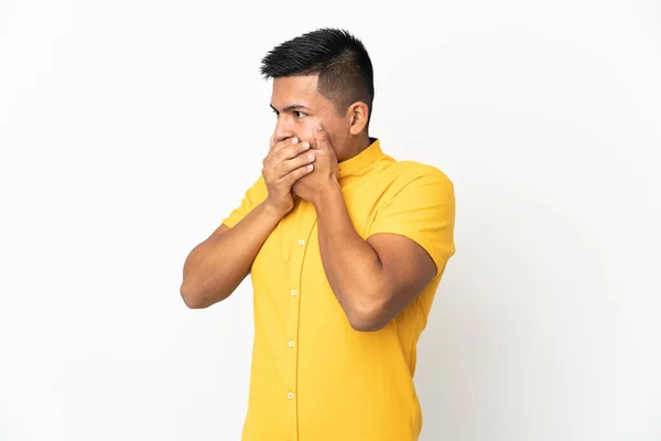 Genç Ekvadorlu Adam Beyaz Arka Planda Izole Edilmiş Ağzını Kapatıyor — Stok fotoğraf