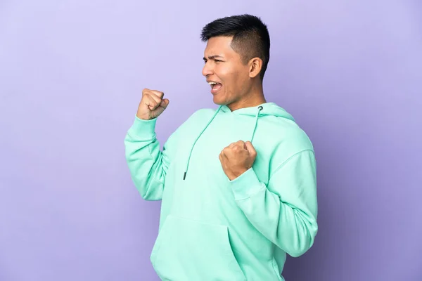 Jeune Homme Ecuadorian Isolé Sur Fond Violet Célébrant Une Victoire — Photo
