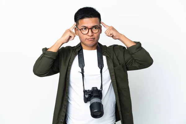 Joven Fotógrafo Ecuatoriano Aislado Sobre Fondo Blanco Teniendo Dudas Pensando — Foto de Stock