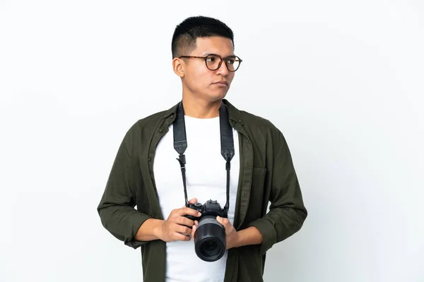 Joven Fotógrafo Ecuatoriano Aislado Sobre Fondo Blanco Mirando Lado — Foto de Stock