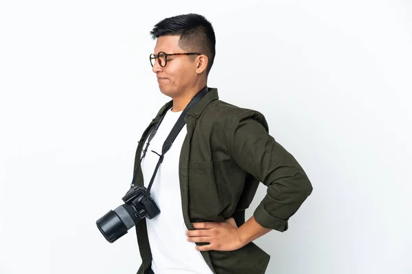 Joven Fotógrafo Ecuatoriano Aislado Sobre Fondo Blanco Sufriendo Dolor Espalda — Foto de Stock