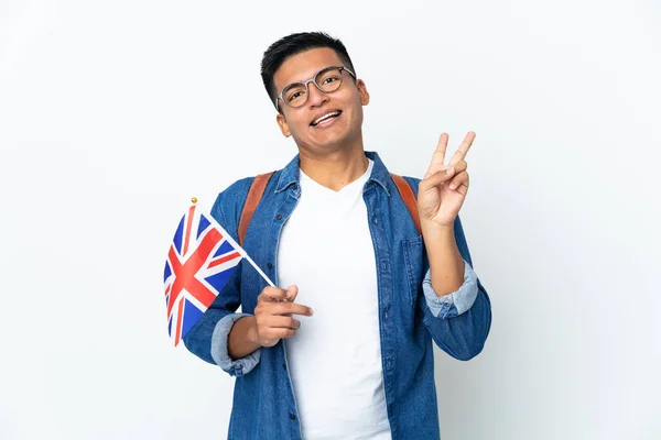 白地にイギリス国旗を掲げた若いエクアドル人女性が笑顔で勝利の印を示す — ストック写真