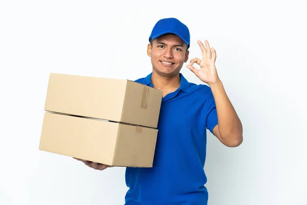 Entrega Homem Equatoriano Isolado Fundo Branco Mostrando Sinal Com Dedos — Fotografia de Stock