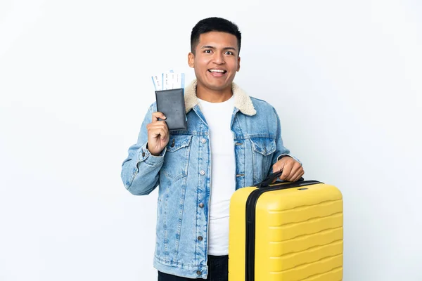 Mladý Ekvádorský Muž Izolovaný Bílém Pozadí Dovolené Kufrem Pasem — Stock fotografie