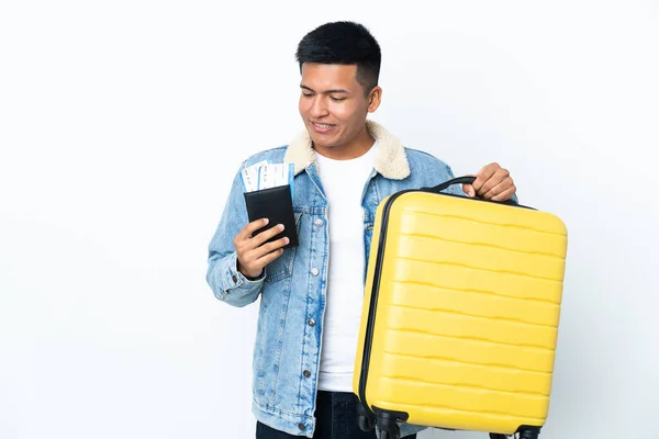 Jonge Ecuadoraanse Man Geïsoleerd Witte Achtergrond Vakantie Met Koffer Paspoort — Stockfoto