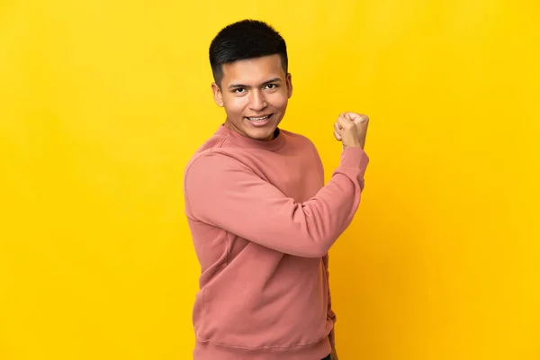 Νεαρός Εκουαδόρ Απομονωμένος Κίτρινο Φόντο Κάνει Ισχυρή Χειρονομία — Φωτογραφία Αρχείου