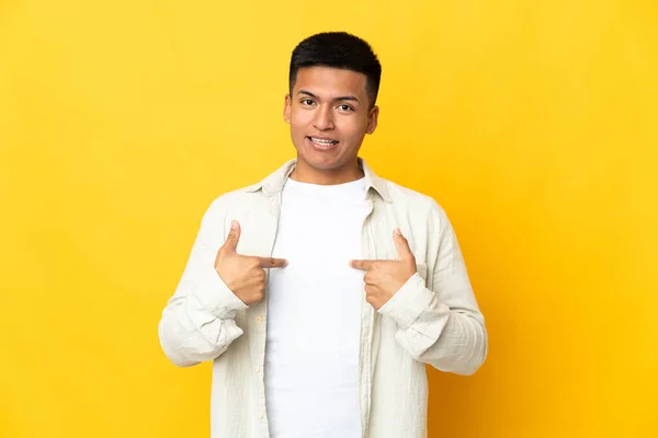 Νεαρός Εκουαδοριανός Απομονωμένος Κίτρινο Φόντο Έκφραση Έκπληξη Στο Πρόσωπο — Φωτογραφία Αρχείου