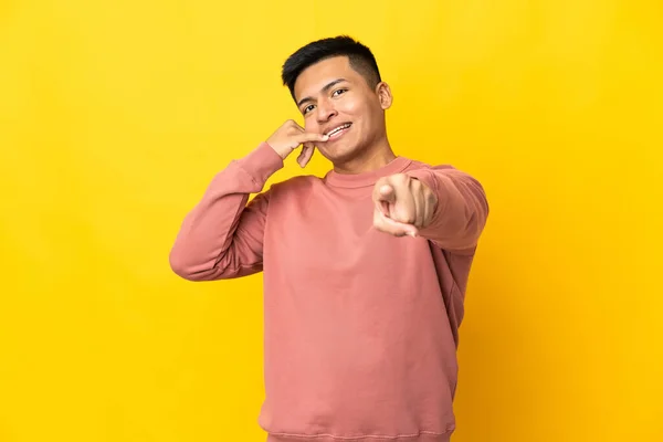 Νεαρός Άνδρας Του Εκουαδόρ Απομονωμένος Κίτρινο Φόντο Κάνοντας Τηλεφωνική Χειρονομία — Φωτογραφία Αρχείου