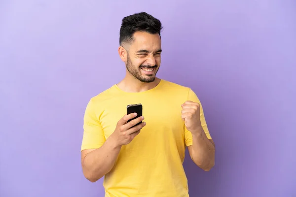 Young Caucasian Man Isolated Purple Background Phone Victory Position — Stockfoto