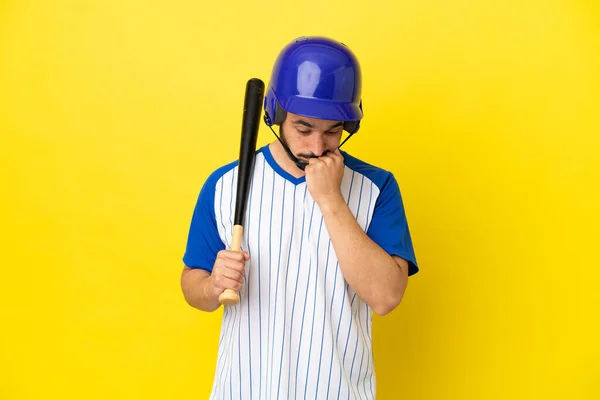 Молодий Білий Чоловік Грає Бейсбол Ізольовано Жовтому Тлі Маючи Сумніви — стокове фото
