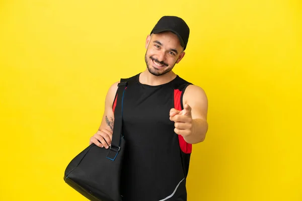 Joven Hombre Caucásico Deporte Con Bolsa Deporte Aislado Sobre Fondo —  Fotos de Stock