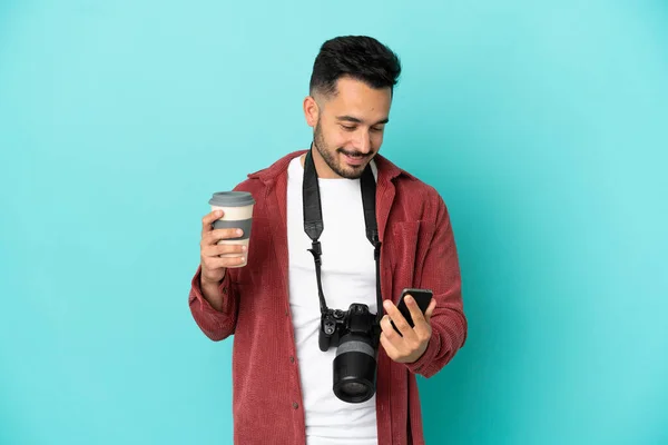 Genç Fotoğrafçı Beyaz Adam Mavi Arka Planda Izole Edilmiş Elinde — Stok fotoğraf