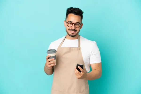 Restaurant Ober Kaukasische Man Geïsoleerd Blauwe Achtergrond Met Koffie Mee — Stockfoto