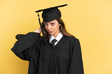 Sarı arka planda izole genç üniversite mezunu şüpheleri var