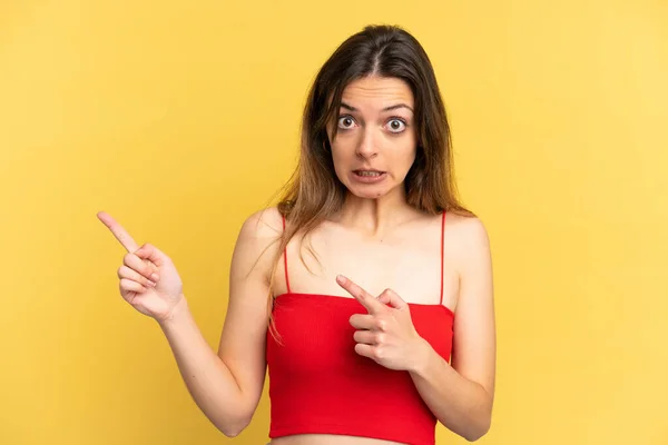 Jeune Femme Caucasienne Isolée Sur Fond Jaune Effrayée Pointant Vers — Photo