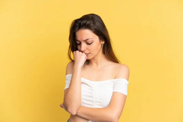 Jeune Femme Caucasienne Isolée Sur Fond Jaune Ayant Des Doutes — Photo