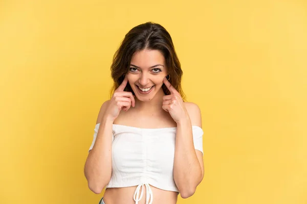 Sarı Arka Planda Izole Edilmiş Genç Beyaz Kadın Mutlu Hoş — Stok fotoğraf