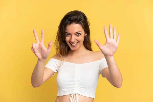 Mujer Joven Caucásica Aislada Sobre Fondo Amarillo Contando Ocho Con — Foto de Stock