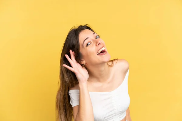 Jonge Blanke Vrouw Geïsoleerd Gele Achtergrond Luisteren Naar Iets Door — Stockfoto