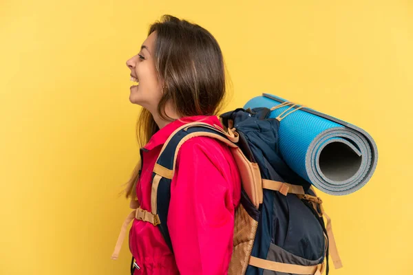 Jovem Montanhista Homem Com Uma Grande Mochila Isolada Fundo Amarelo — Fotografia de Stock