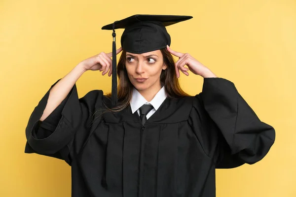 Νεαρός Απόφοιτος Πανεπιστημίου Απομονωμένος Κίτρινο Φόντο Έχοντας Αμφιβολίες Και Σκέψη — Φωτογραφία Αρχείου