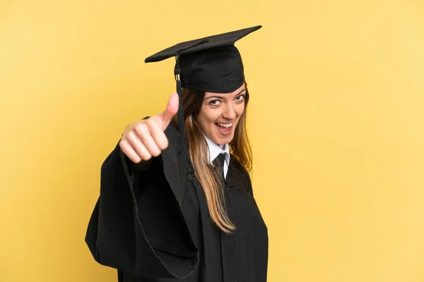 Ung Universitetsexamen Isolerad Gul Bakgrund Med Tummen Upp Eftersom Något — Stockfoto