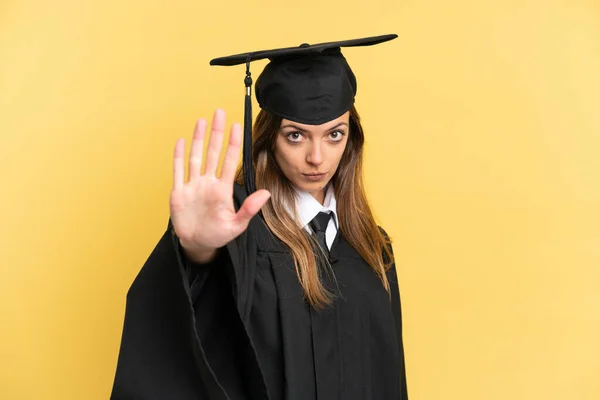 Joven Graduado Universitario Aislado Sobre Fondo Amarillo Haciendo Gesto Stop — Foto de Stock