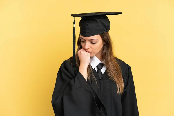 Young University Graduate Isolated Yellow Background Having Doubts — Stock Photo, Image