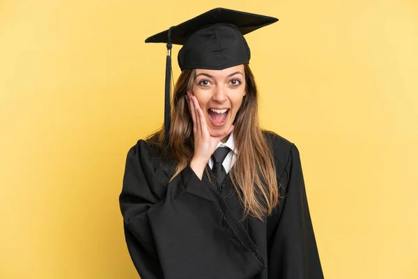 Joven Graduada Universitaria Aislada Sobre Fondo Amarillo Con Expresión Facial — Foto de Stock