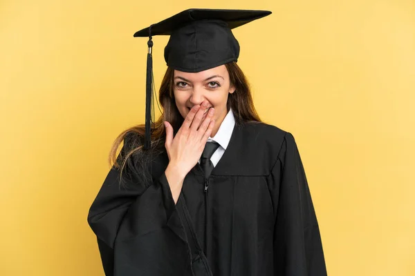 若い大学卒業生は黄色の背景に孤立幸せと笑顔カバー口で手 — ストック写真