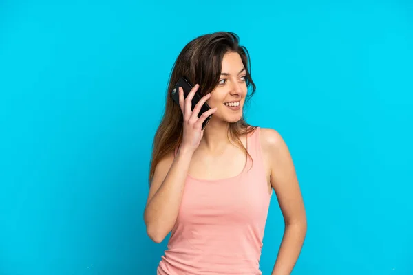 Giovane Donna Caucasica Utilizzando Telefono Cellulare Isolato Sfondo Blu Cercando — Foto Stock