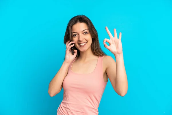 Giovane Donna Caucasica Utilizzando Telefono Cellulare Isolato Sfondo Blu Mostrando — Foto Stock